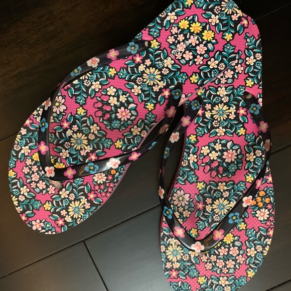 Vera Bradley Flip Flops Like New - Picture 2 of 2